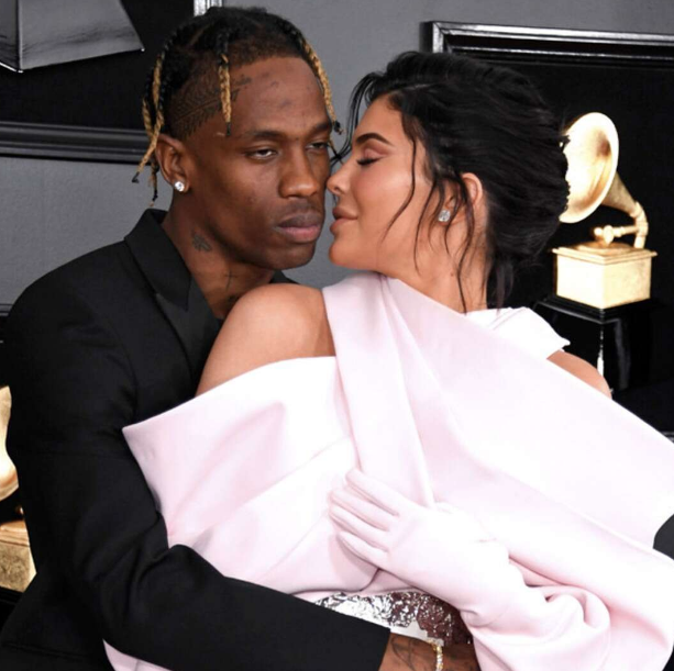 8 kişinin ezilerek can verdiği konserde Kylie Jenner ve Kendall Jenner hiçbir şey olmamış gibi cesetlerin arasından geçtiler 10