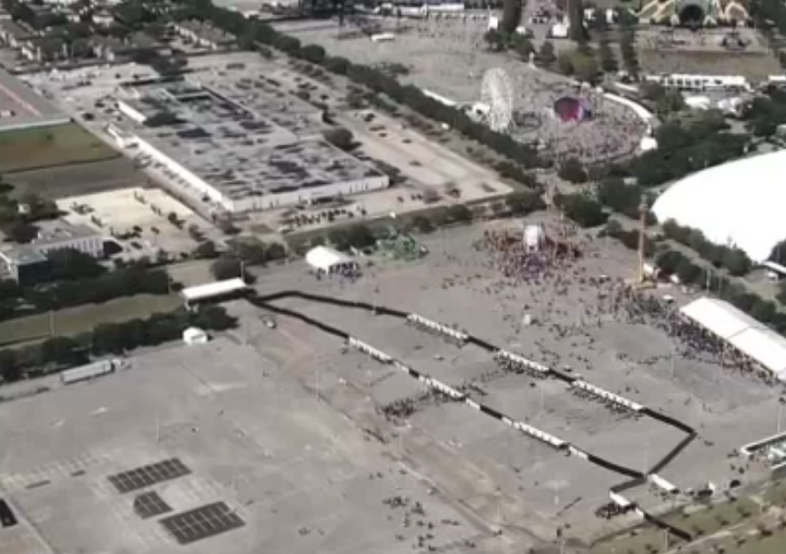 8 kişinin ezilerek can verdiği konserde Kylie Jenner ve Kendall Jenner hiçbir şey olmamış gibi cesetlerin arasından geçtiler 17
