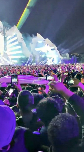 8 kişinin ezilerek can verdiği konserde Kylie Jenner ve Kendall Jenner hiçbir şey olmamış gibi cesetlerin arasından geçtiler 11