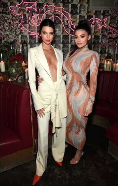 8 kişinin ezilerek can verdiği konserde Kylie Jenner ve Kendall Jenner hiçbir şey olmamış gibi cesetlerin arasından geçtiler 2