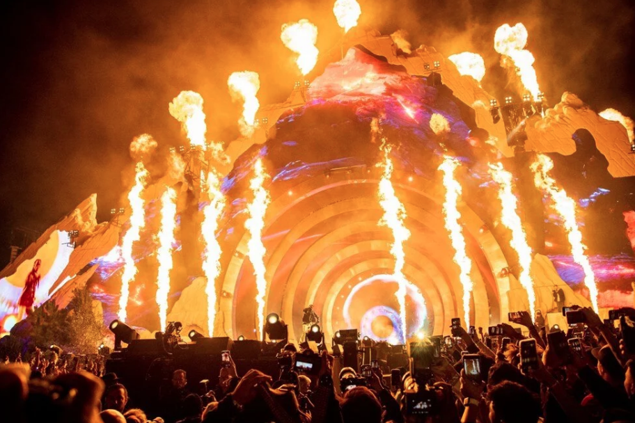 8 kişinin ezilerek can verdiği konserde Kylie Jenner ve Kendall Jenner hiçbir şey olmamış gibi cesetlerin arasından geçtiler 3