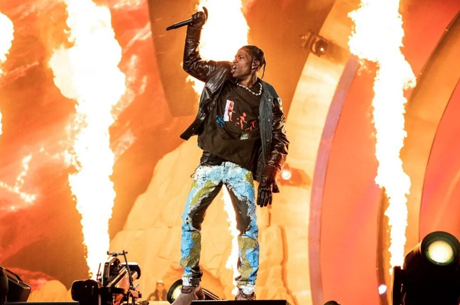 8 kişinin ezilerek can verdiği konserde Kylie Jenner ve Kendall Jenner hiçbir şey olmamış gibi cesetlerin arasından geçtiler 4