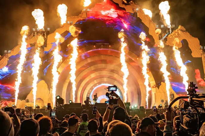 8 kişinin ezilerek can verdiği konserde Kylie Jenner ve Kendall Jenner hiçbir şey olmamış gibi cesetlerin arasından geçtiler 14