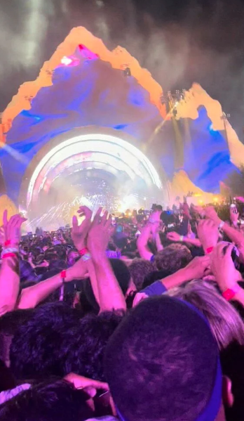 8 kişinin ezilerek can verdiği konserde Kylie Jenner ve Kendall Jenner hiçbir şey olmamış gibi cesetlerin arasından geçtiler 5