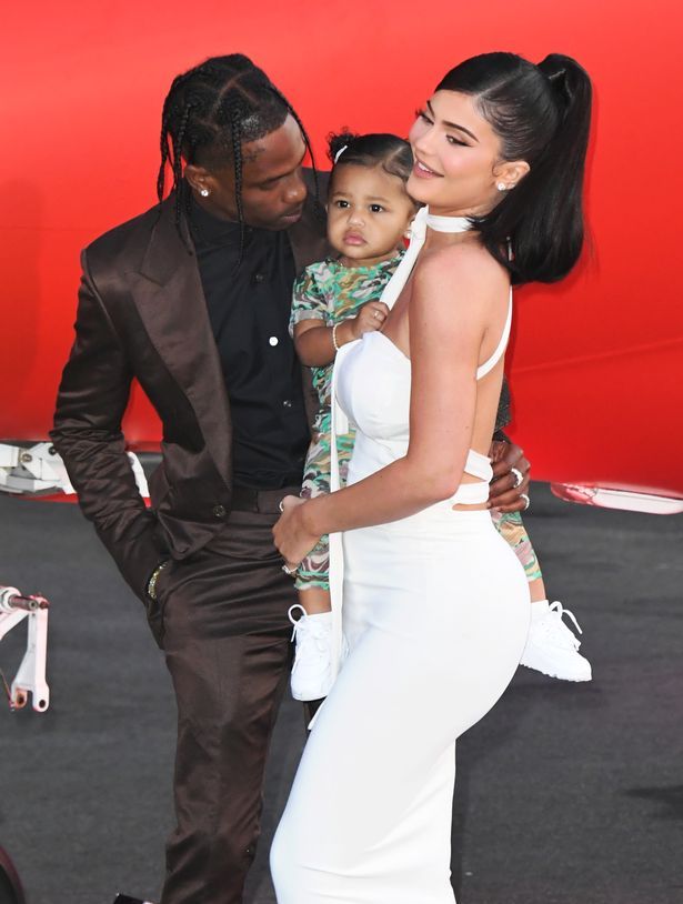8 kişinin ezilerek can verdiği konserde Kylie Jenner ve Kendall Jenner hiçbir şey olmamış gibi cesetlerin arasından geçtiler 7