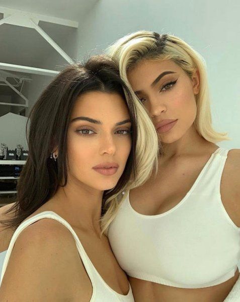 8 kişinin ezilerek can verdiği konserde Kylie Jenner ve Kendall Jenner hiçbir şey olmamış gibi cesetlerin arasından geçtiler 9