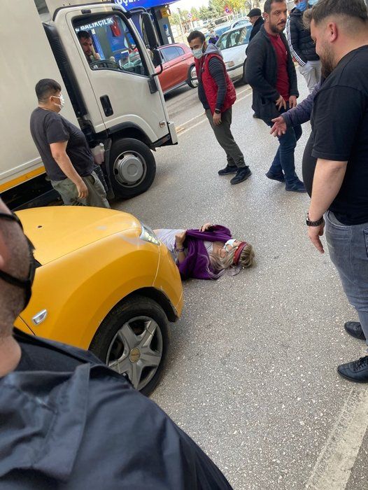 Caddenin ortasındaki kadının yaptıkları hayrete düşürdü! Görenler şoke oldu... 2