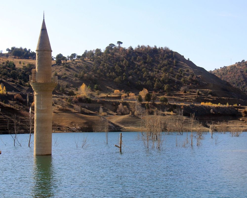 Sivas'ta baraj suyu çekildi, cami minaresi ortaya çıktı 9