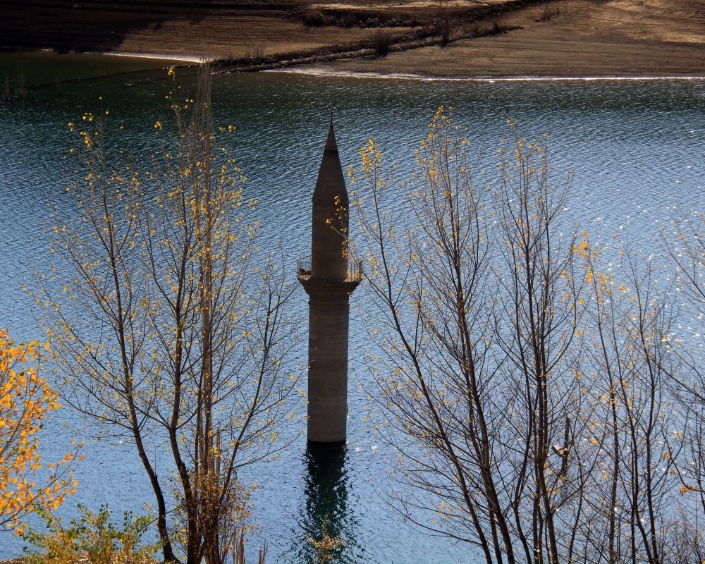 Sivas'ta baraj suyu çekildi, cami minaresi ortaya çıktı 10