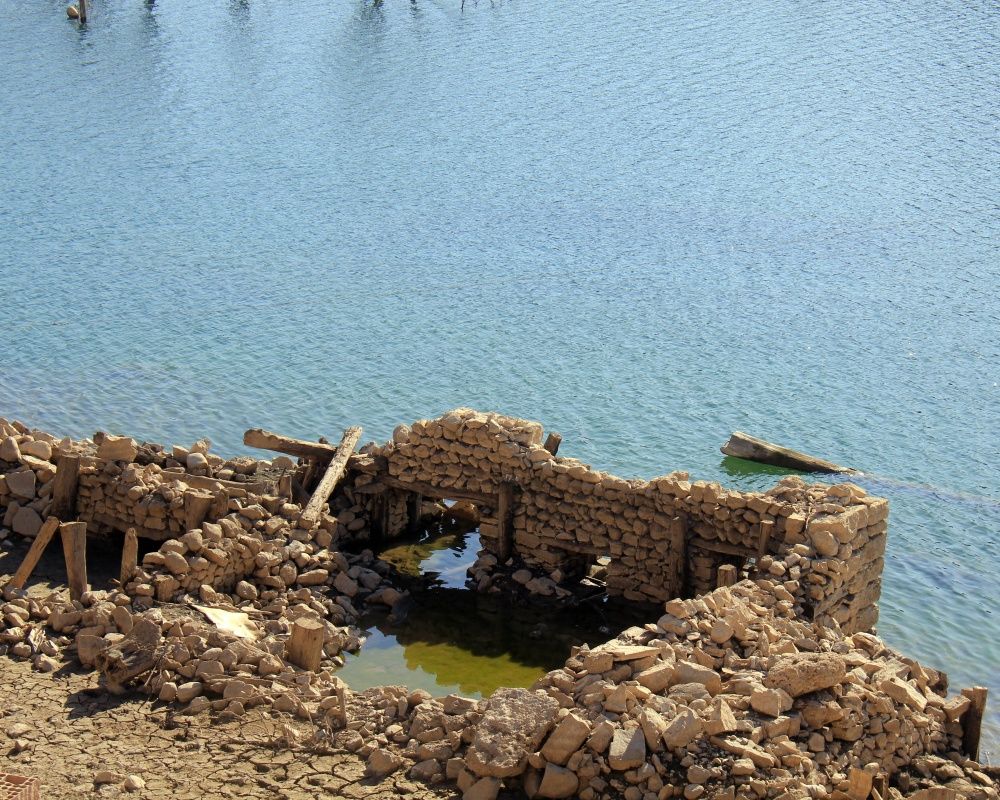 Sivas'ta baraj suyu çekildi, cami minaresi ortaya çıktı 12