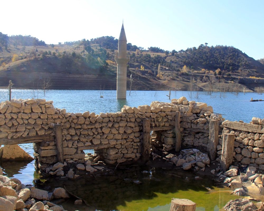 Sivas'ta baraj suyu çekildi, cami minaresi ortaya çıktı 1