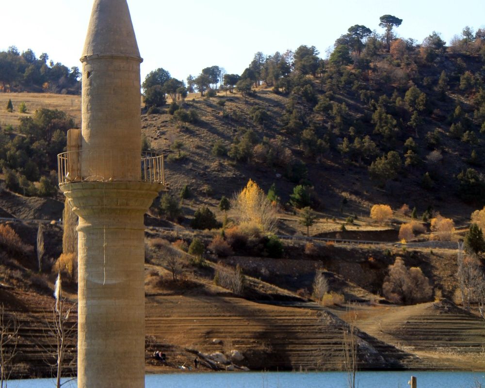 Sivas'ta baraj suyu çekildi, cami minaresi ortaya çıktı 2