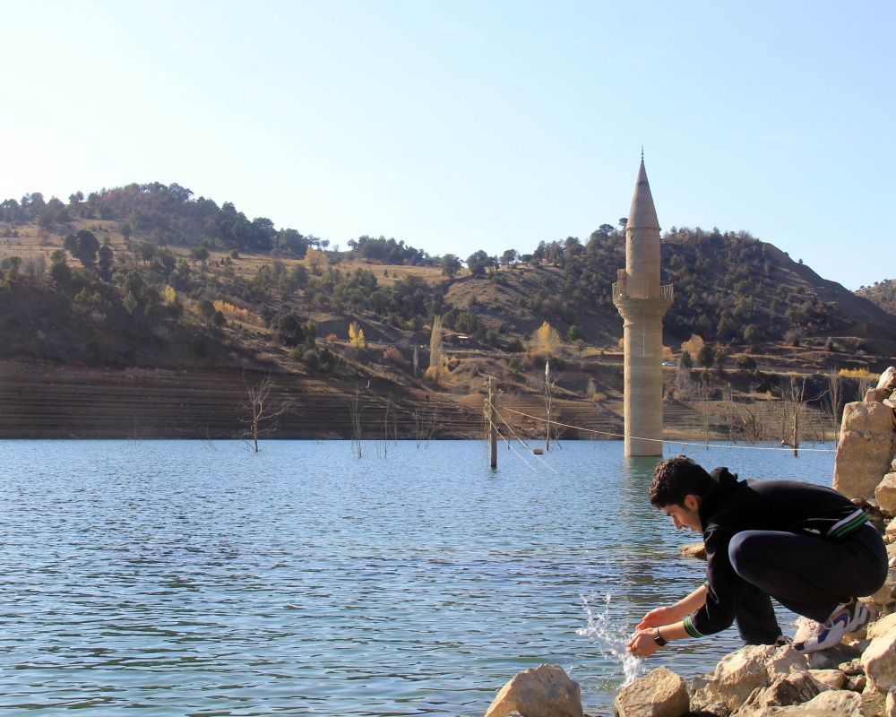 Sivas'ta baraj suyu çekildi, cami minaresi ortaya çıktı 4