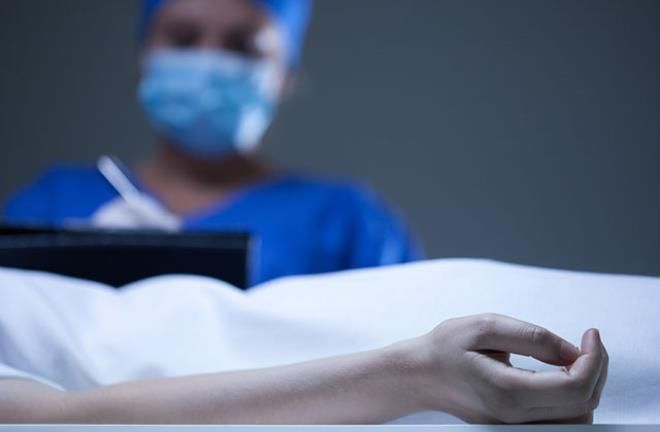 Dünya bu vahşeti konuşuyor! Koronadan ölen kocasını canlı yayında parçalara ayırdılar... 5