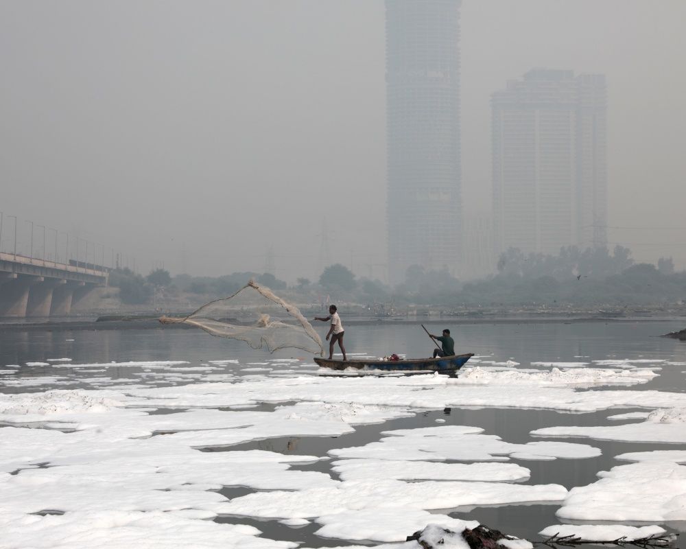 Hindistan'da korkutan görüntü... Yamuna Nehri tamamen zehirli köpükle kaplandı 1