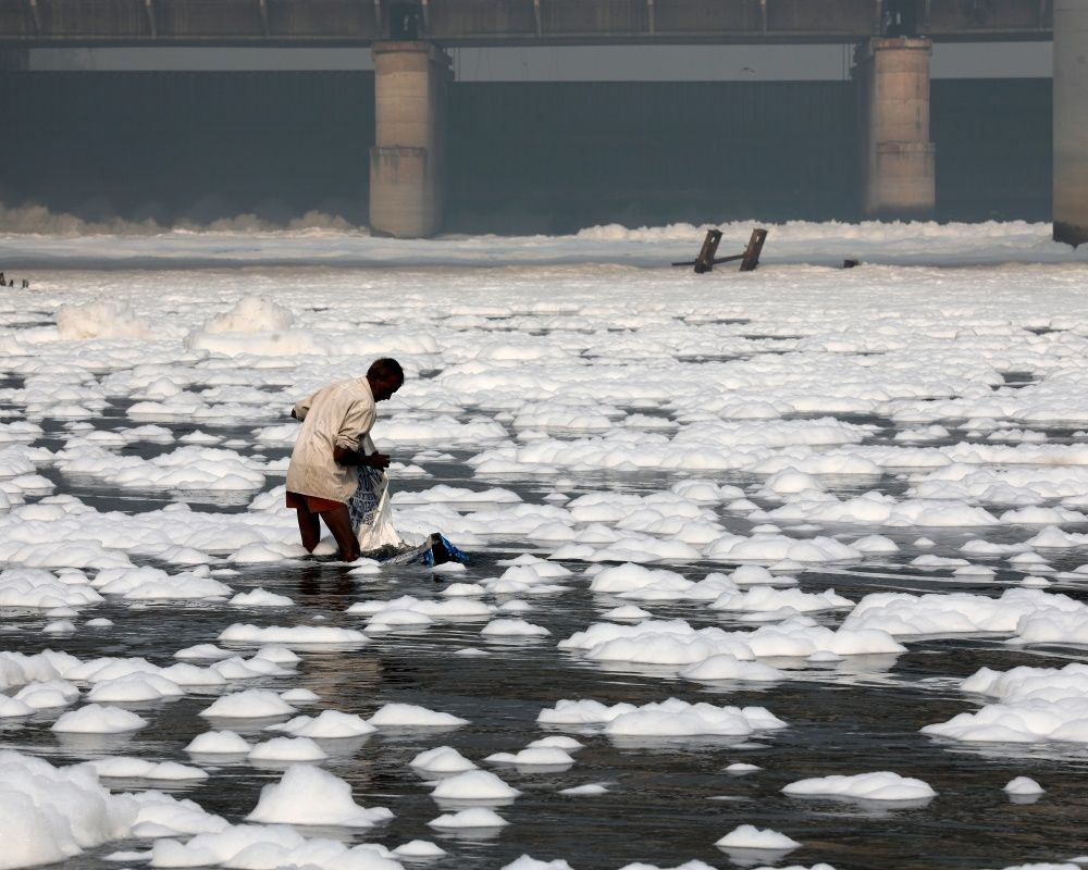 Hindistan'da korkutan görüntü... Yamuna Nehri tamamen zehirli köpükle kaplandı 2