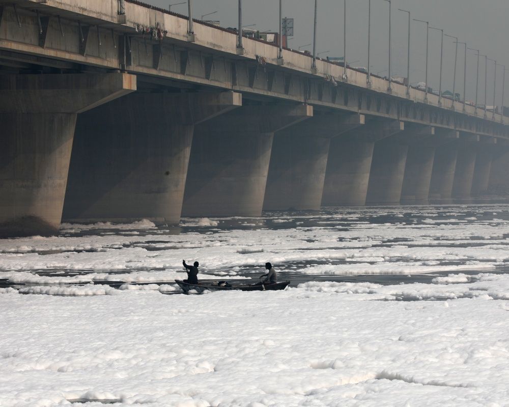 Hindistan'da korkutan görüntü... Yamuna Nehri tamamen zehirli köpükle kaplandı 3