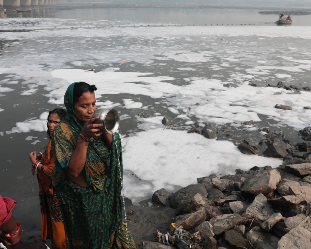 Hindistan'da korkutan görüntü... Yamuna Nehri tamamen zehirli köpükle kaplandı 5