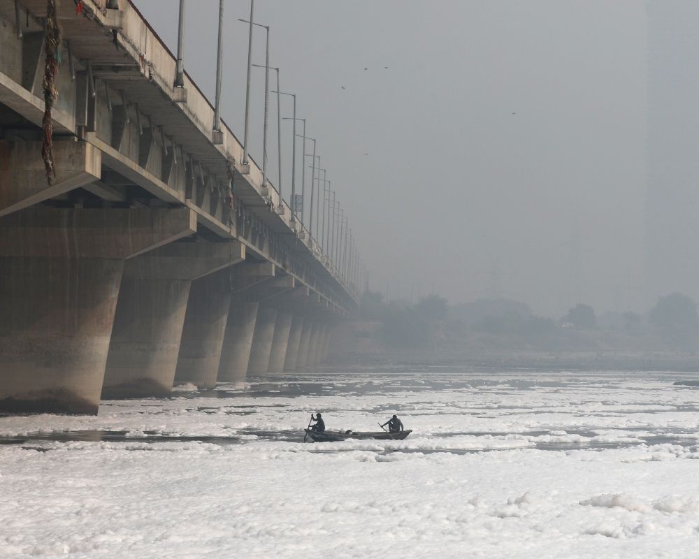 Hindistan'da korkutan görüntü... Yamuna Nehri tamamen zehirli köpükle kaplandı 8