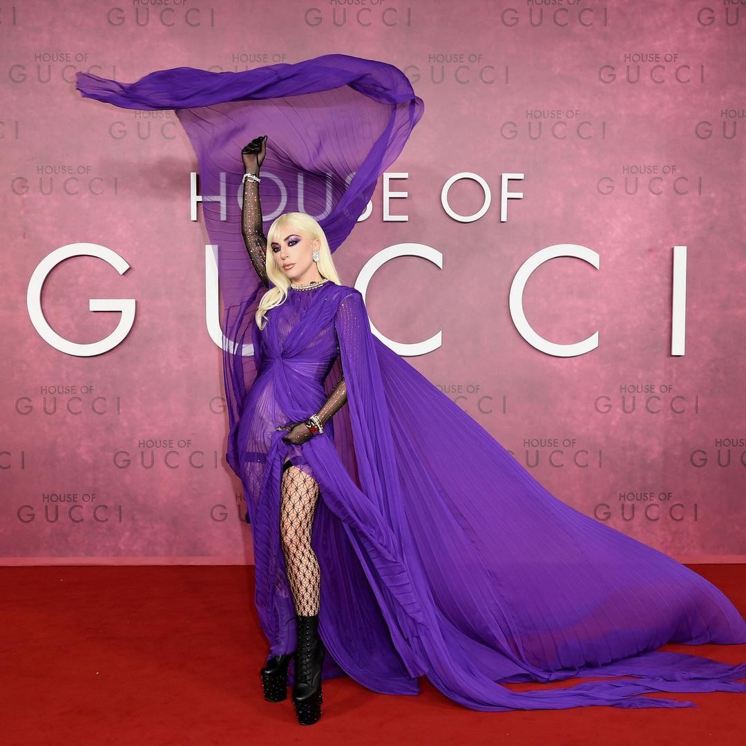 Lady Gaga derin yırtmaçlı cesur kıyafetiyle 'House of Gucci'nin galasına damga vurdu 1