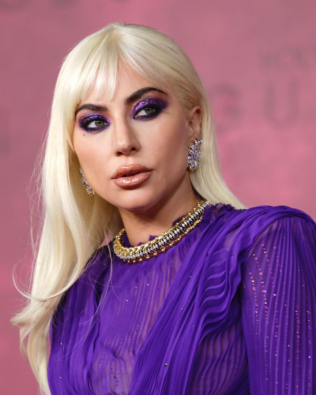 Lady Gaga derin yırtmaçlı cesur kıyafetiyle 'House of Gucci'nin galasına damga vurdu 2