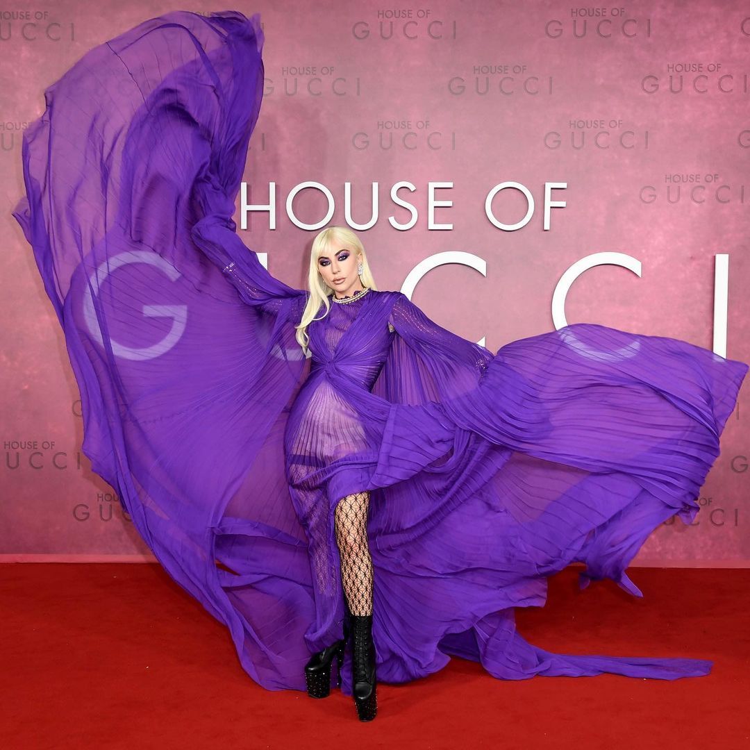 Lady Gaga derin yırtmaçlı cesur kıyafetiyle 'House of Gucci'nin galasına damga vurdu 3