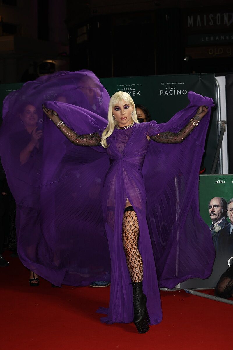 Lady Gaga derin yırtmaçlı cesur kıyafetiyle 'House of Gucci'nin galasına damga vurdu 8
