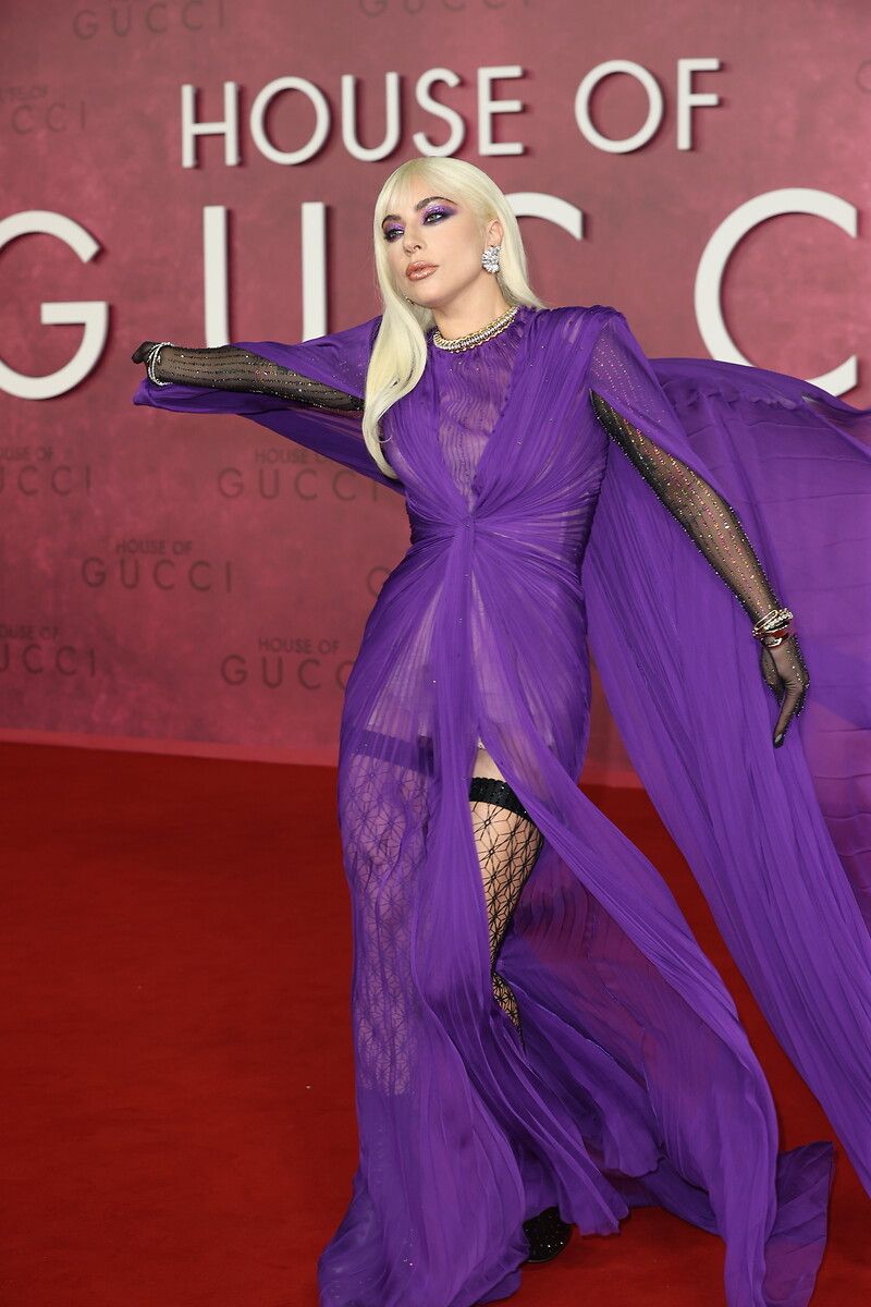 Lady Gaga derin yırtmaçlı cesur kıyafetiyle 'House of Gucci'nin galasına damga vurdu 10