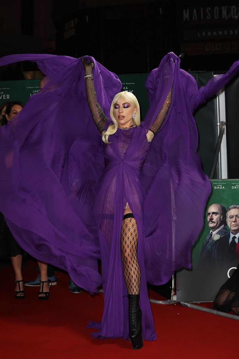 Lady Gaga derin yırtmaçlı cesur kıyafetiyle 'House of Gucci'nin galasına damga vurdu 11
