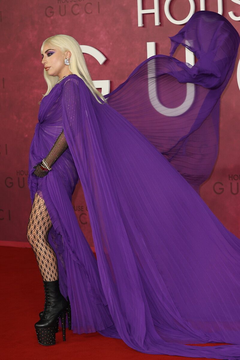 Lady Gaga derin yırtmaçlı cesur kıyafetiyle 'House of Gucci'nin galasına damga vurdu 12
