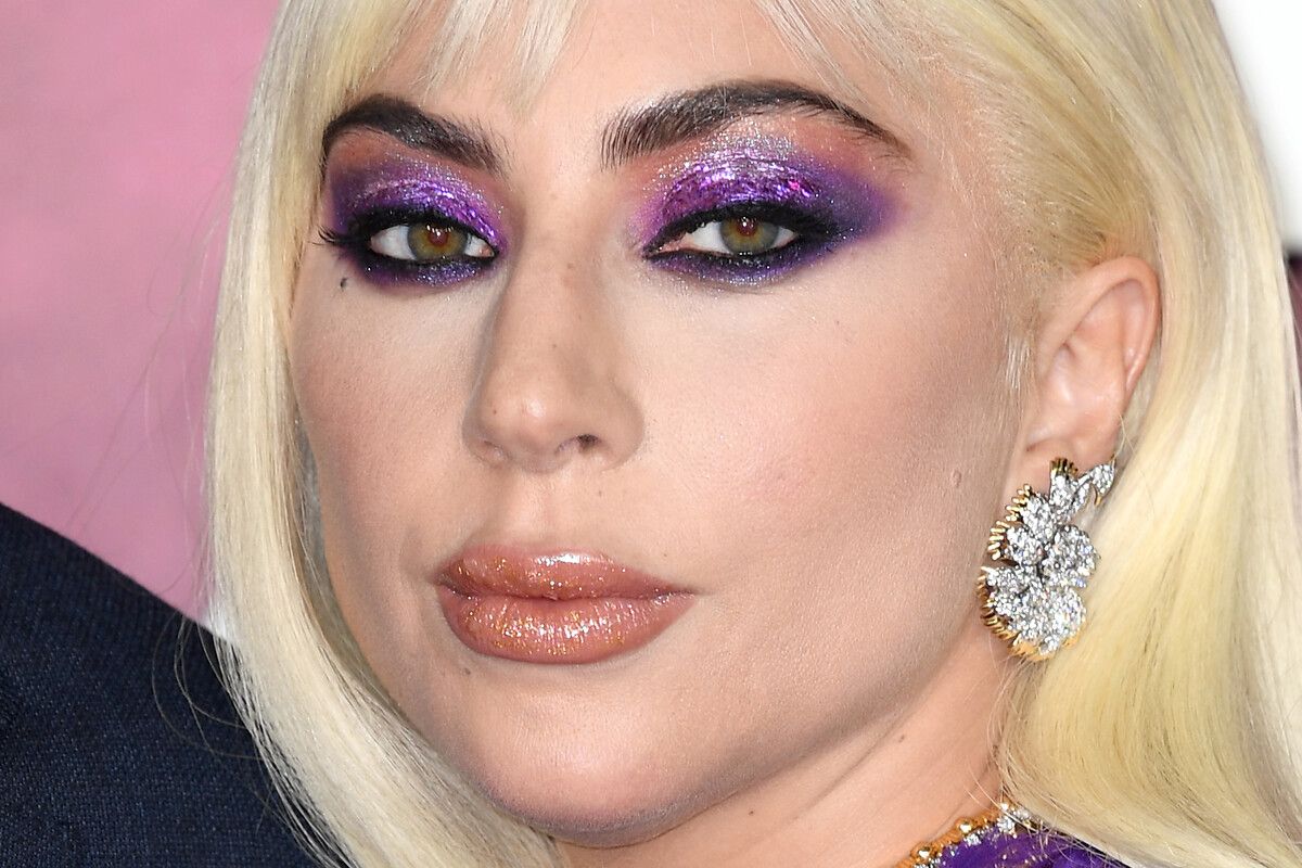 Lady Gaga derin yırtmaçlı cesur kıyafetiyle 'House of Gucci'nin galasına damga vurdu 14