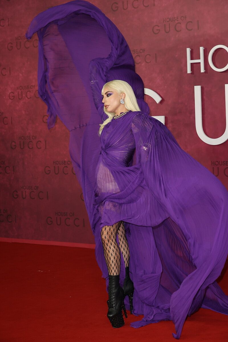Lady Gaga derin yırtmaçlı cesur kıyafetiyle 'House of Gucci'nin galasına damga vurdu 15