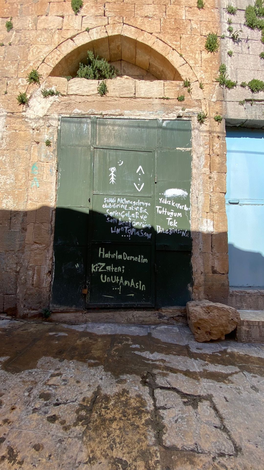 Çekimler için Mardin'e giden Kıvanç Tatlıtuğ'u eşi Başak Dizer yalnız bırakmadı 9