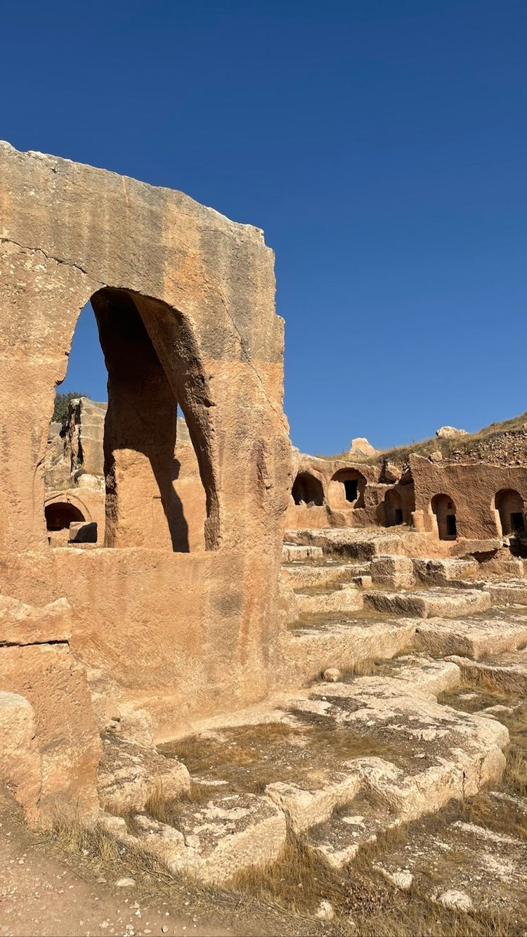 Çekimler için Mardin'e giden Kıvanç Tatlıtuğ'u eşi Başak Dizer yalnız bırakmadı 10