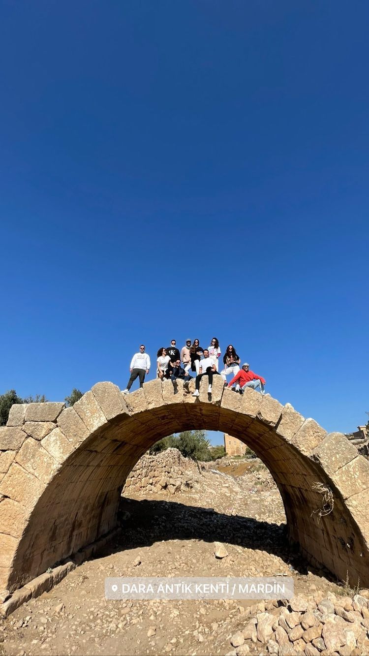Çekimler için Mardin'e giden Kıvanç Tatlıtuğ'u eşi Başak Dizer yalnız bırakmadı 12