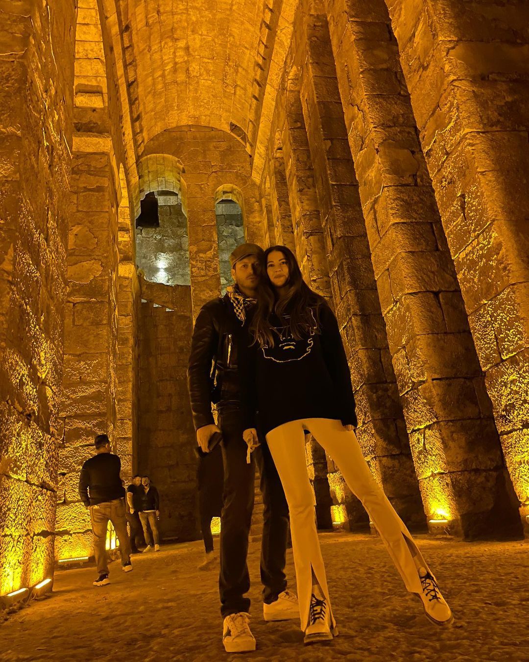 Çekimler için Mardin'e giden Kıvanç Tatlıtuğ'u eşi Başak Dizer yalnız bırakmadı 1