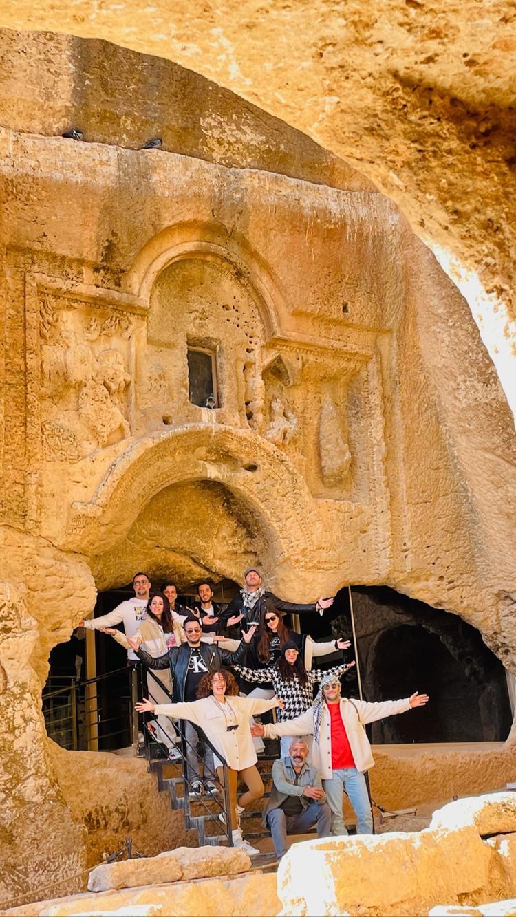 Çekimler için Mardin'e giden Kıvanç Tatlıtuğ'u eşi Başak Dizer yalnız bırakmadı 13