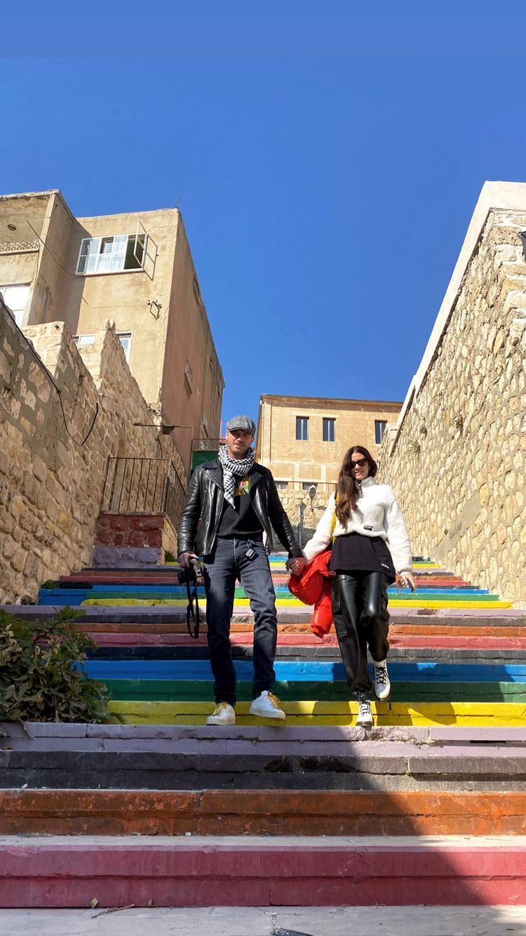 Çekimler için Mardin'e giden Kıvanç Tatlıtuğ'u eşi Başak Dizer yalnız bırakmadı 2