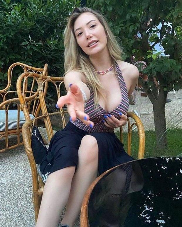 Yasmin Erbil bornozlu pozuyla babasını çıldırttı! 1