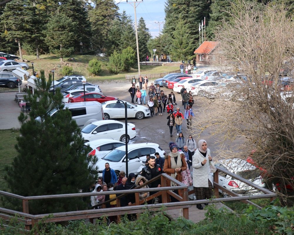 Ara tatilde Gölcük Tabiat Parkı ziyaretçi akınına uğradı 2
