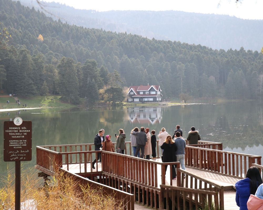 Ara tatilde Gölcük Tabiat Parkı ziyaretçi akınına uğradı 3