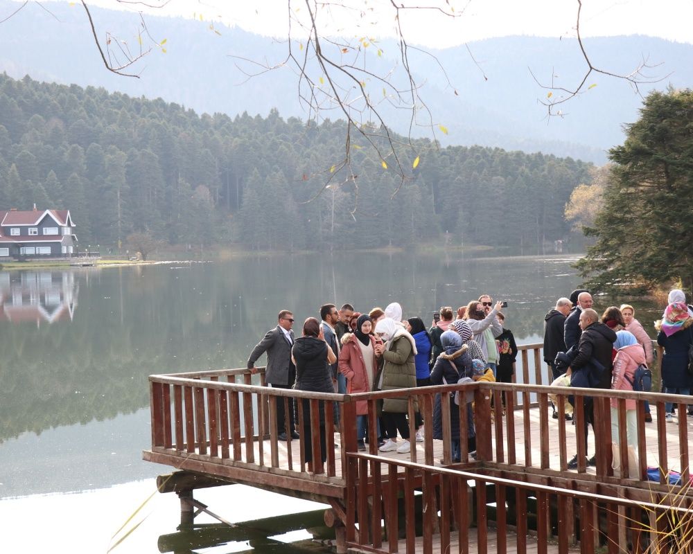 Ara tatilde Gölcük Tabiat Parkı ziyaretçi akınına uğradı 5