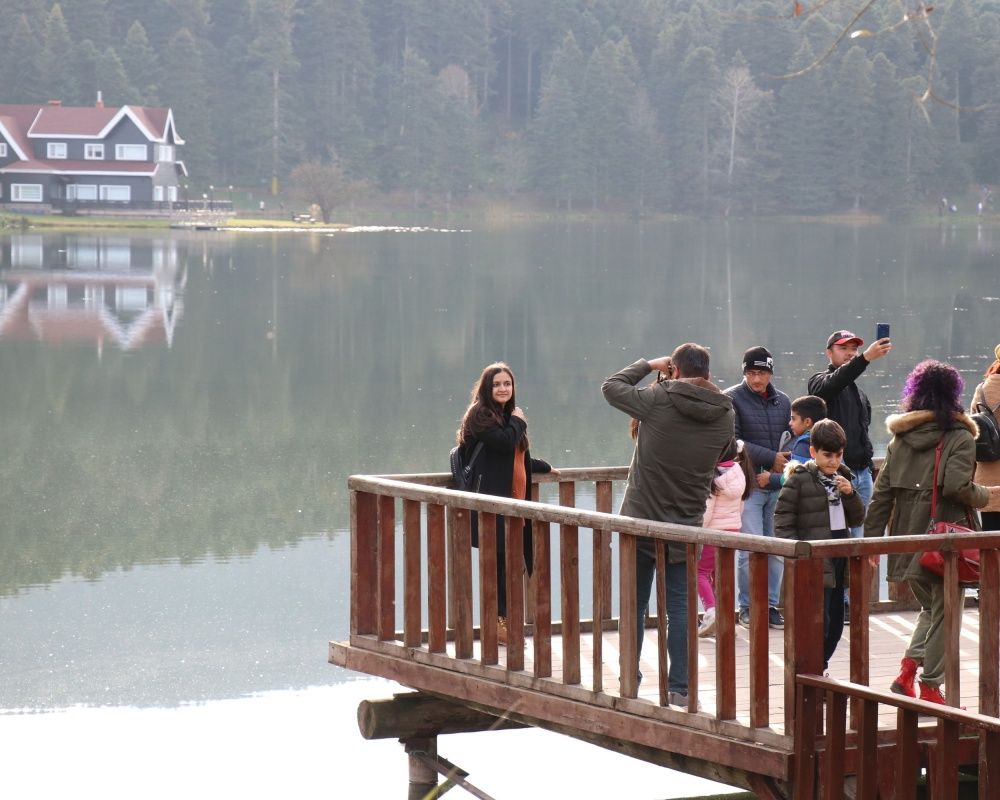 Ara tatilde Gölcük Tabiat Parkı ziyaretçi akınına uğradı 9