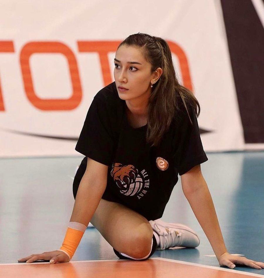 Hande Baladın saha dışı pozlarıyla kasıp kavurdu! Voleybolda başka sosyal medyada bambaşka! 3