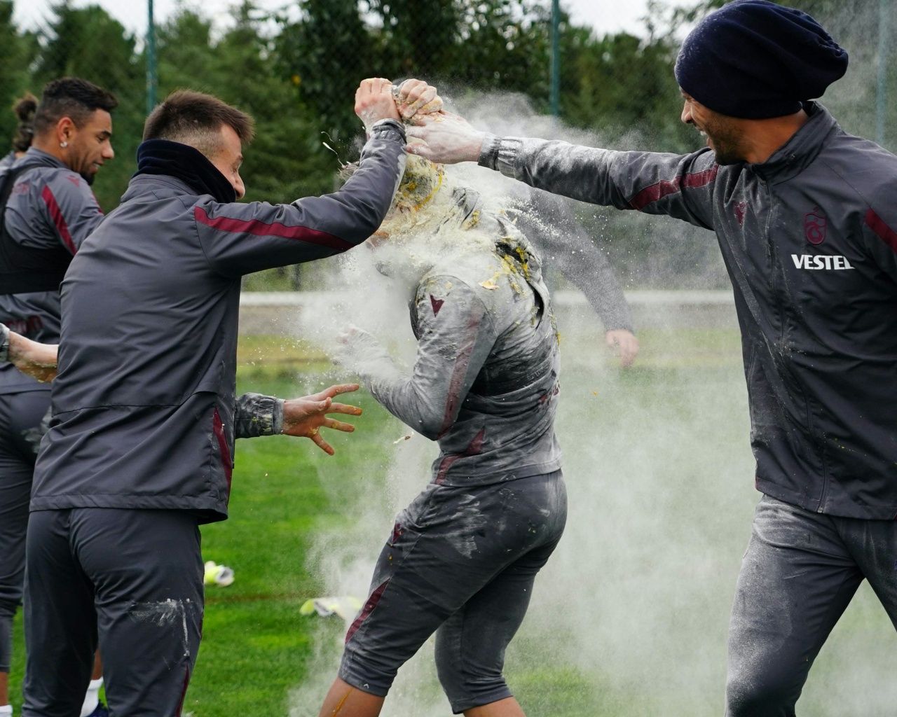 Trabzonspor'da keyifler yerinde... Yusuf Sarı'ya doğum gününde un banyosu! 2
