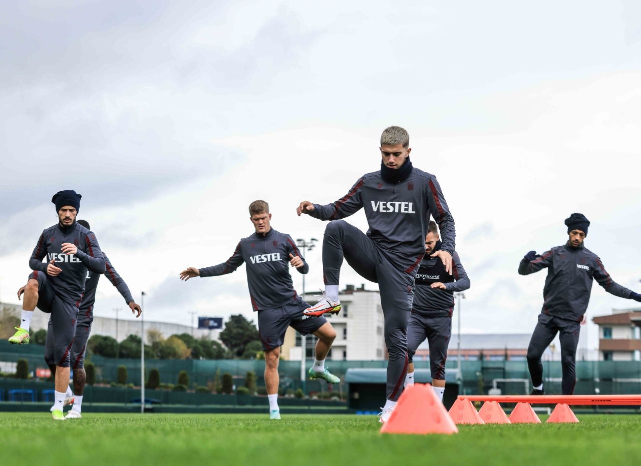 Trabzonspor'da keyifler yerinde... Yusuf Sarı'ya doğum gününde un banyosu! 4