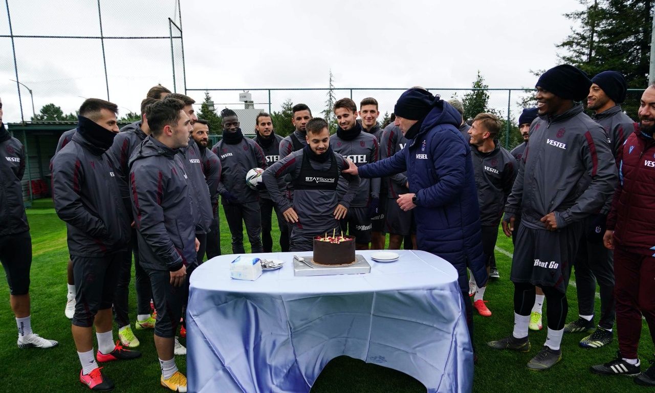 Trabzonspor'da keyifler yerinde... Yusuf Sarı'ya doğum gününde un banyosu! 3
