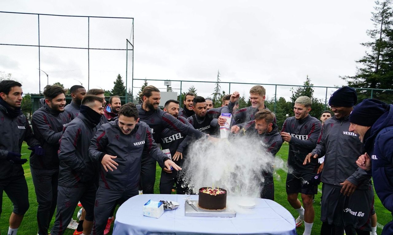 Trabzonspor'da keyifler yerinde... Yusuf Sarı'ya doğum gününde un banyosu! 1