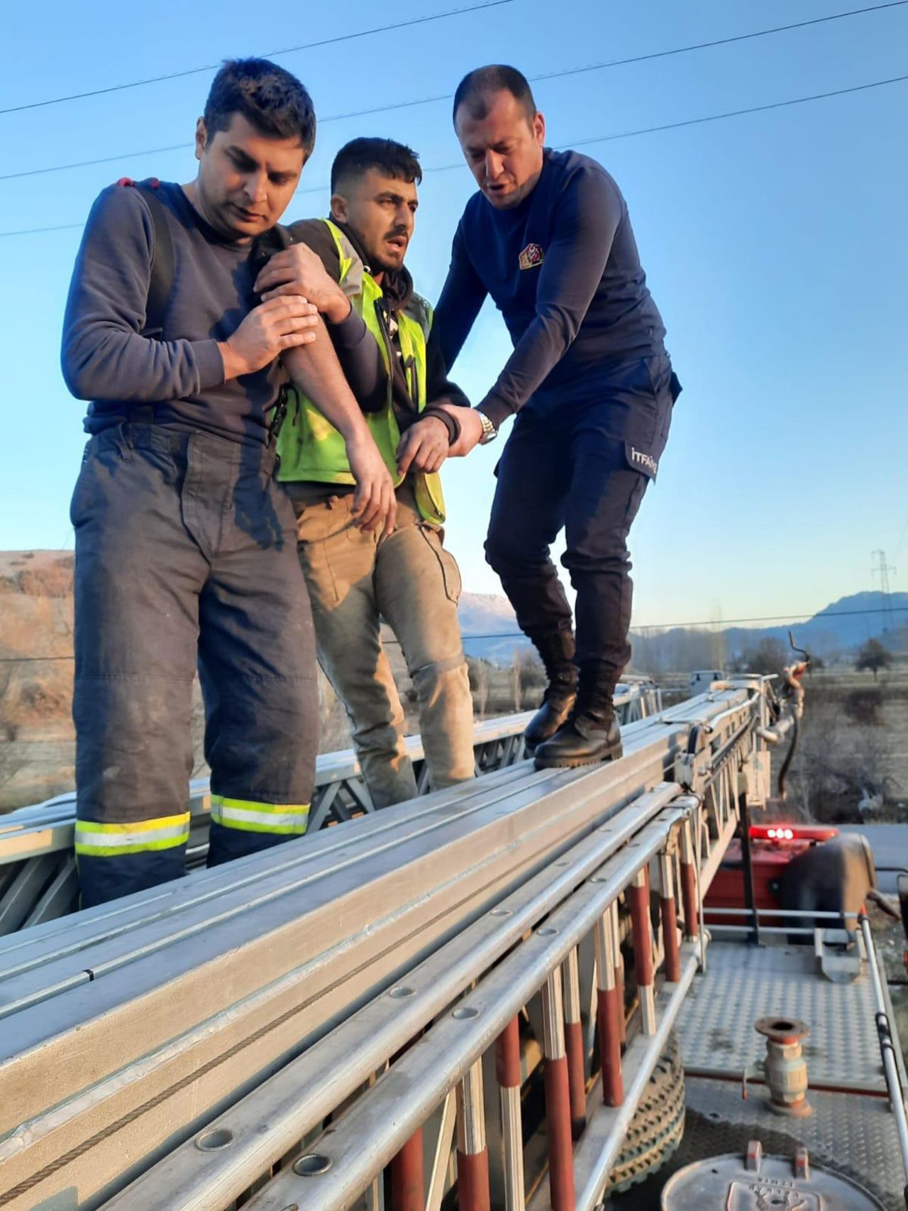 Elektrik akımına kapılan kuzenleri ölüm ayırdı 5