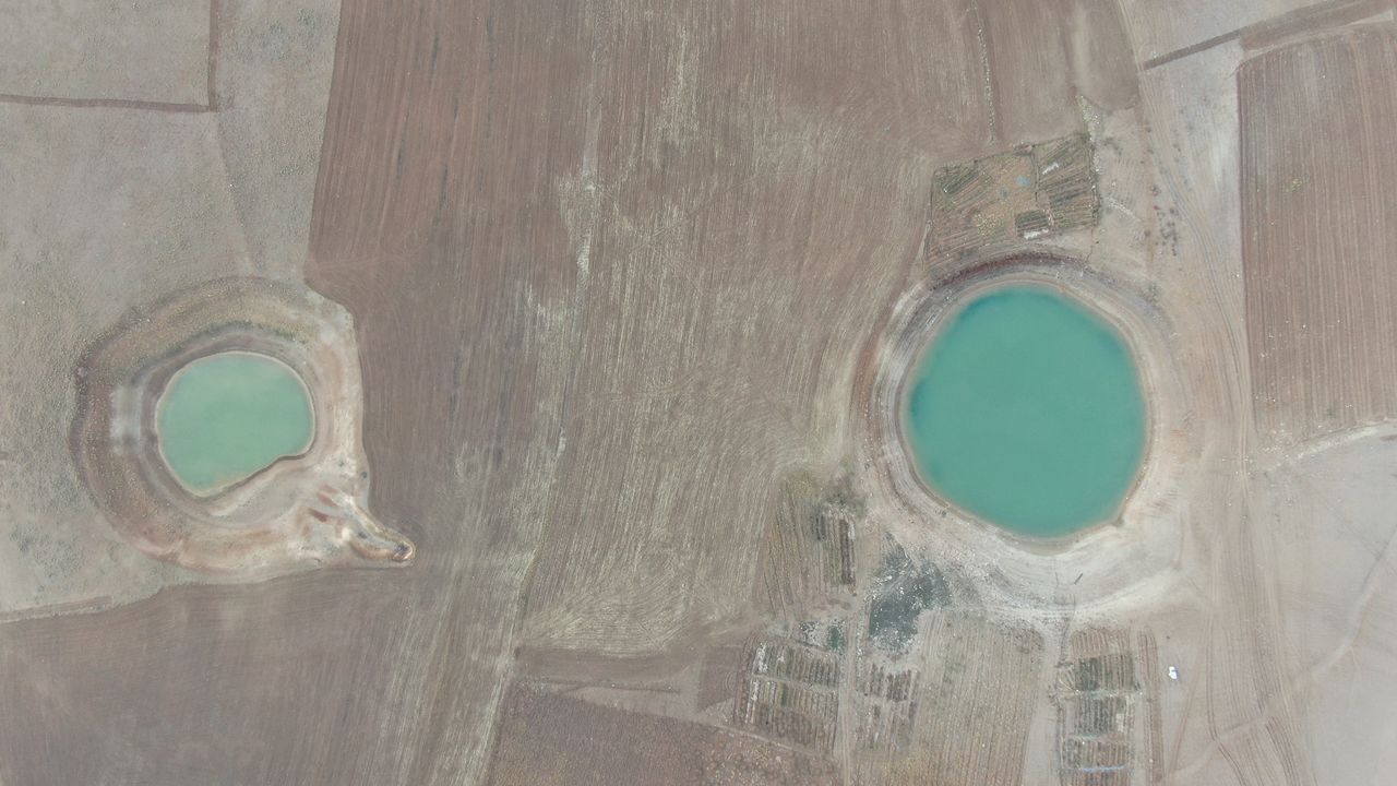 Sular çekilince ortaya çıktı! Devasa obruk drone ile görüntülendi 7